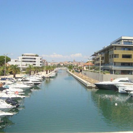 Au Coeur De Port Frejus - T2 30 M² - Tout A Pied Екстер'єр фото